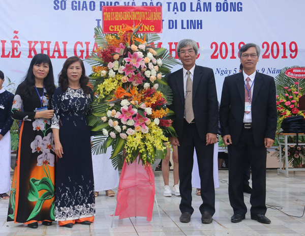 Đồng chí Nguyễn Thị Lệ - UVBTV, Trưởng Ban Dân vận Tỉnh ủy tặng hoa chúc mừng nhà trường