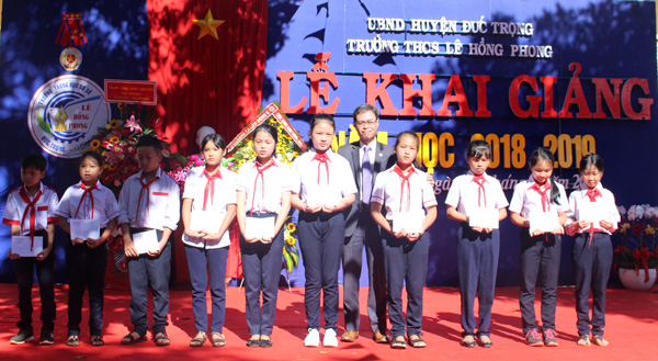 Đồng chí Trần Duy Hùng trao học bổng cho các em học sinh vượt khó