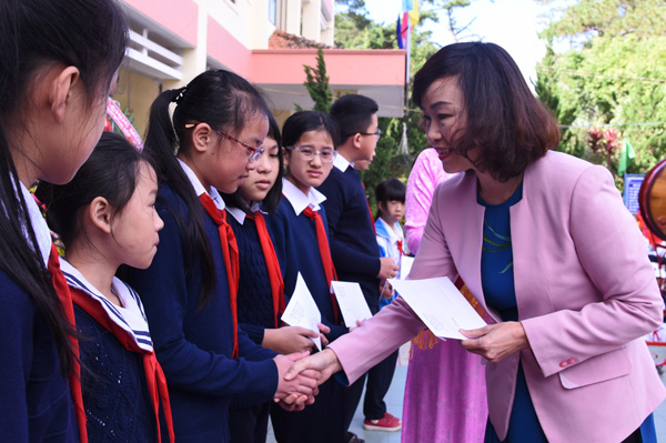 Đồng chí Huỳnh Thị Thanh Xuân, Bí thư Thành ủy Đà Lạt trao học bổng  của UBND tỉnh đến các em học sinh nghèo vượt khó.