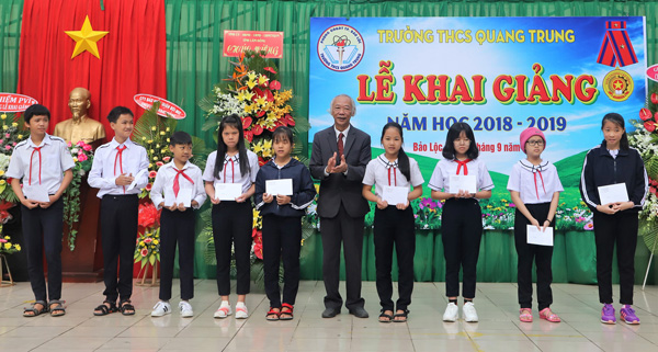 Tặng học bổng cho học sinh xuất sắc