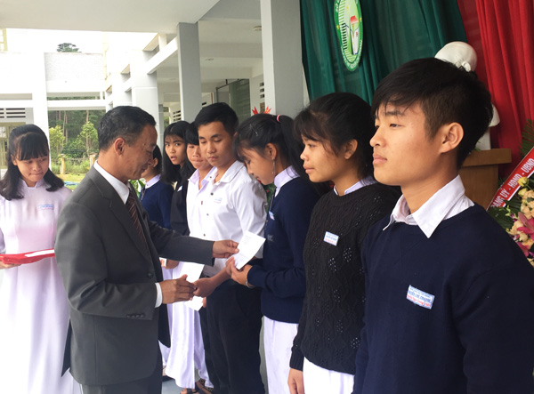 Đồng chí Trần Văn Hiệp trao 10 phần quà cho các em học sinh có hoàn cảnh khó khăn