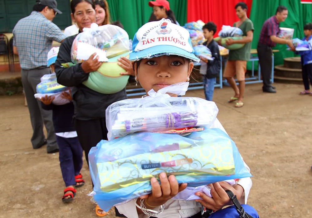 Nhóm Những người bạn tổ chức chương trình &quot;Áo trắng cho em&quot;