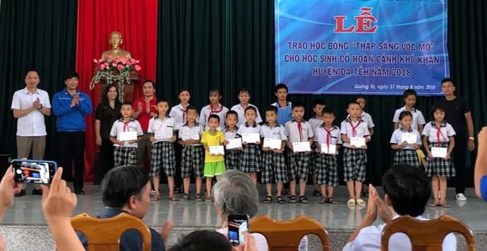 Đạ Tẻh: 150 suất học bổng "Thắp sáng ước mơ" cho học sinh đến trường