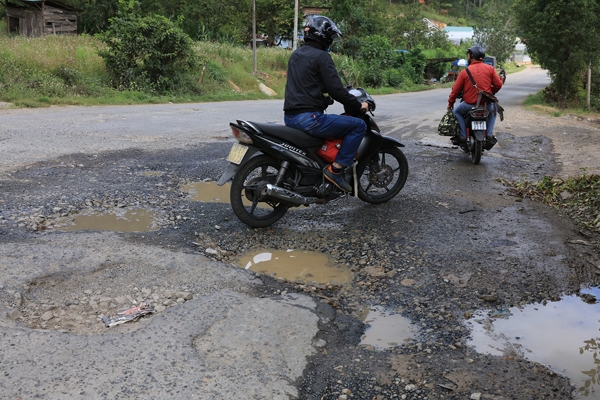 Người điều khiển phương tiện chấp nhận “bò” trên đường