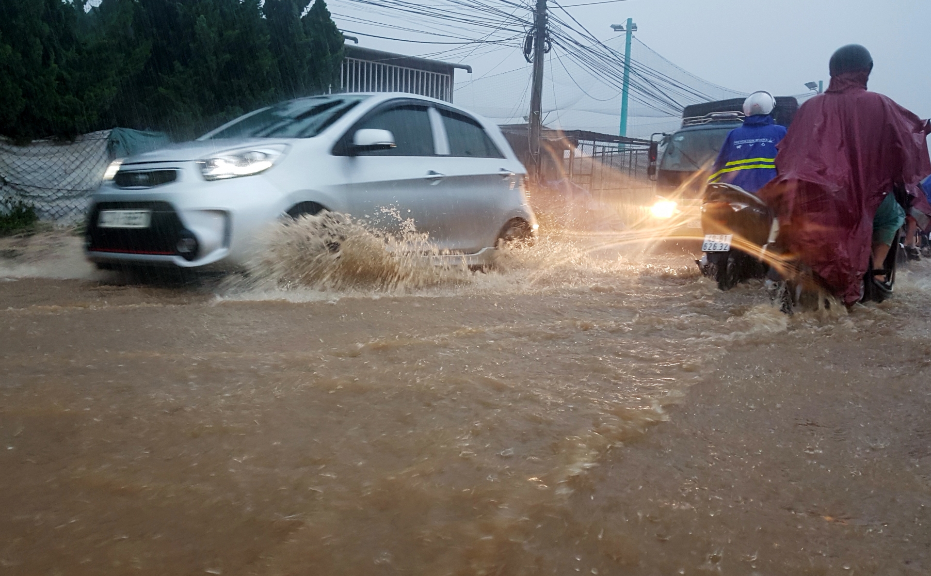 Mưa lớn, nhiều tuyến phố bị ngập cục bộ