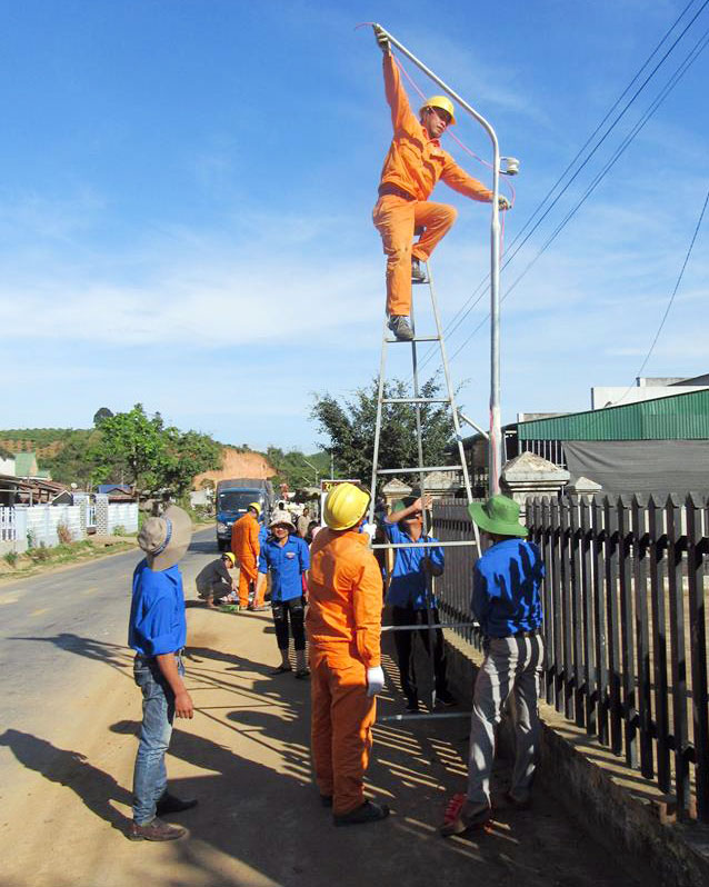 Ðể điện đường thắp sáng làng quê