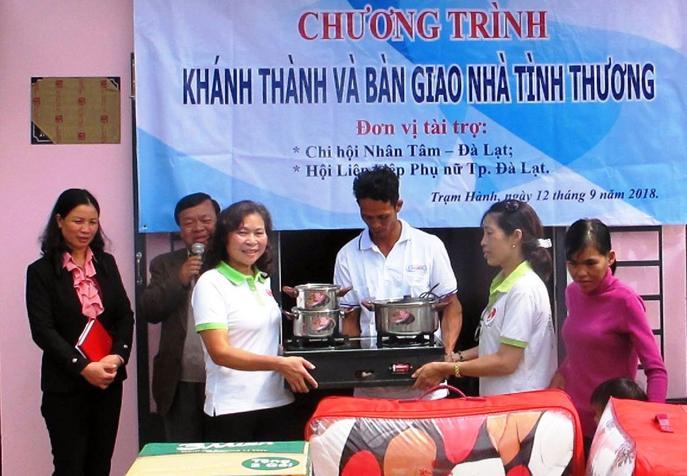Trao "Mái ấm tình thương" cho phụ nữ
