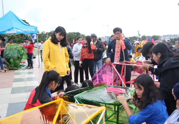 Đoàn viên thanh niên thi làm lồng đèn đón Tết Trung thu