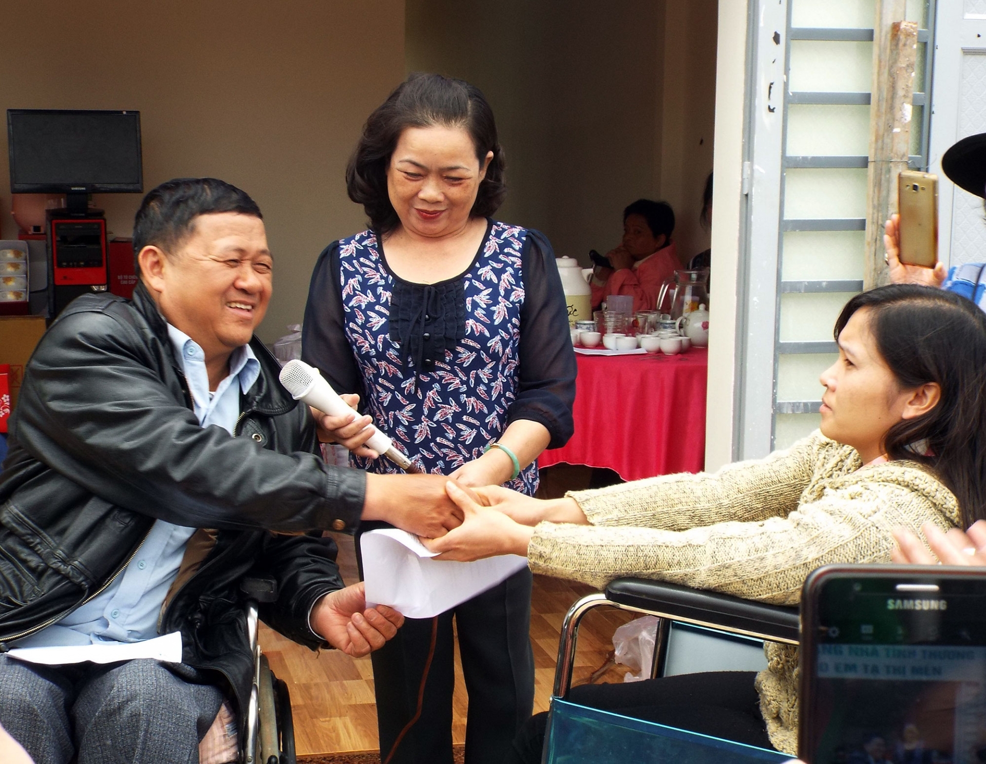Trao tặng nhà tình thương cho người khuyết tật