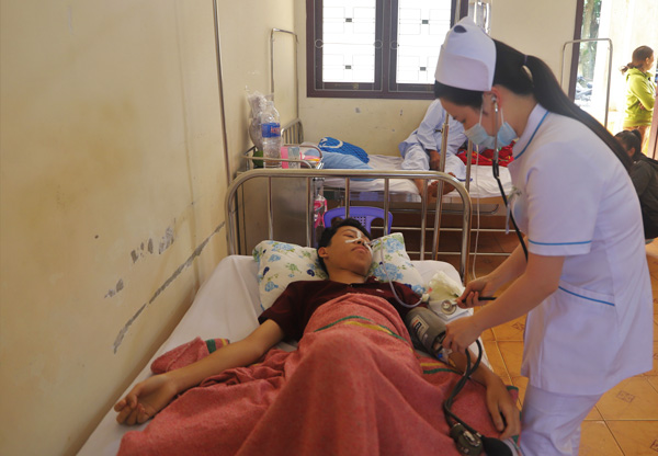 Trường THCS Hòa Ninh thi hành kỷ luật 4 học sinh đánh bạn