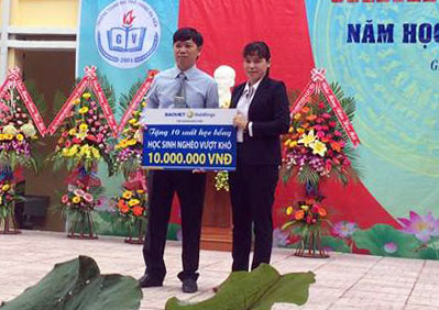 Tập đoàn Bảo Việt tặng 200 suất học bổng cho học sinh nghèo Lâm Đồng