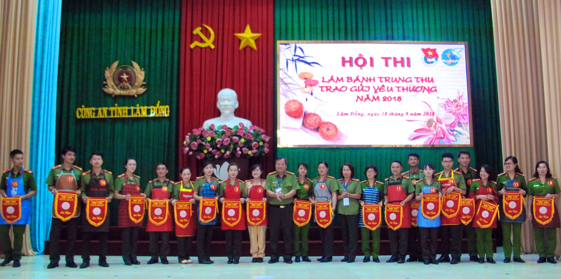 Làm bánh Trung thu tặng trẻ em vùng sâu