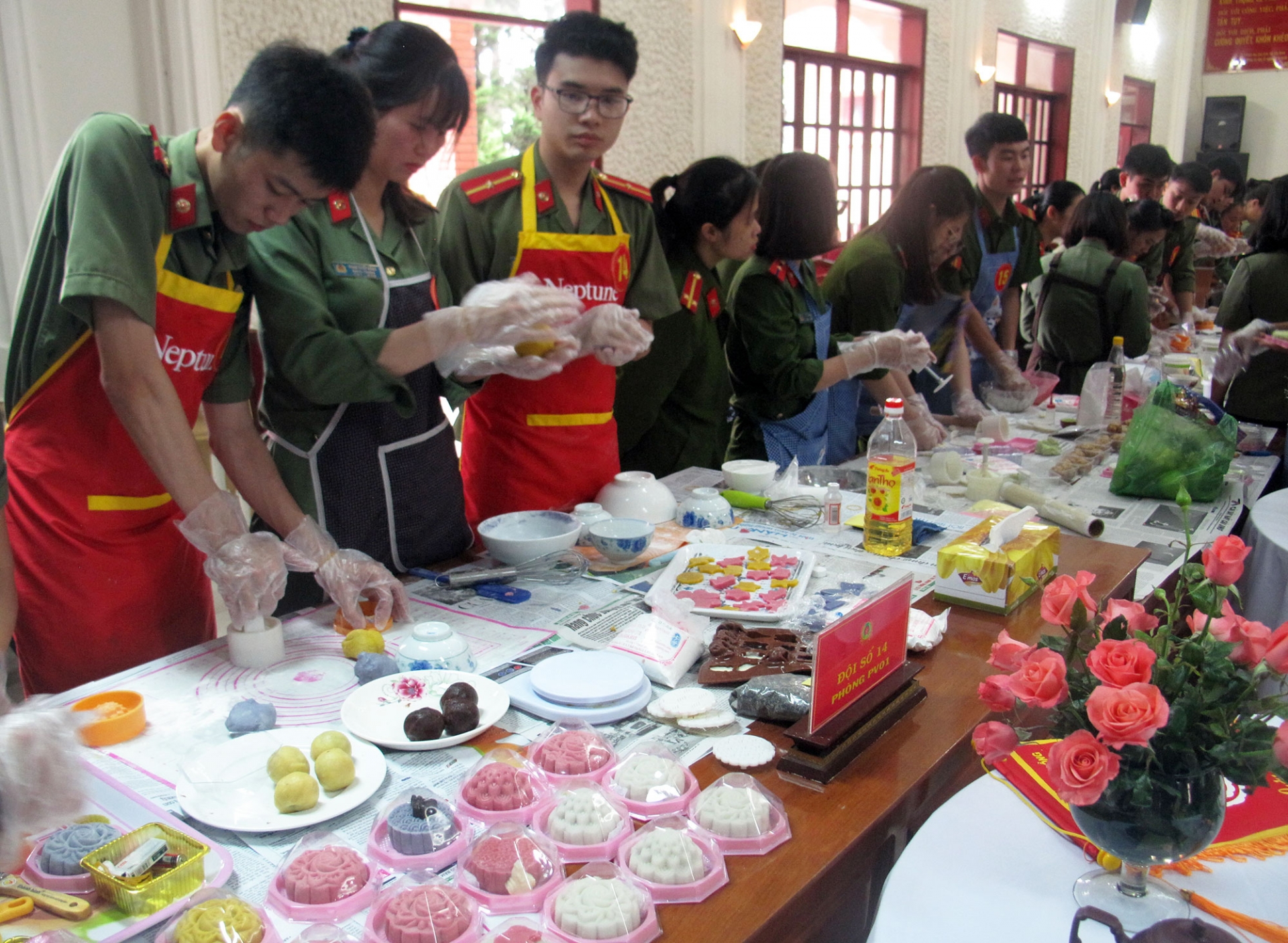 Chiến sĩ trẻ trổ tài làm bánh Trung thu
