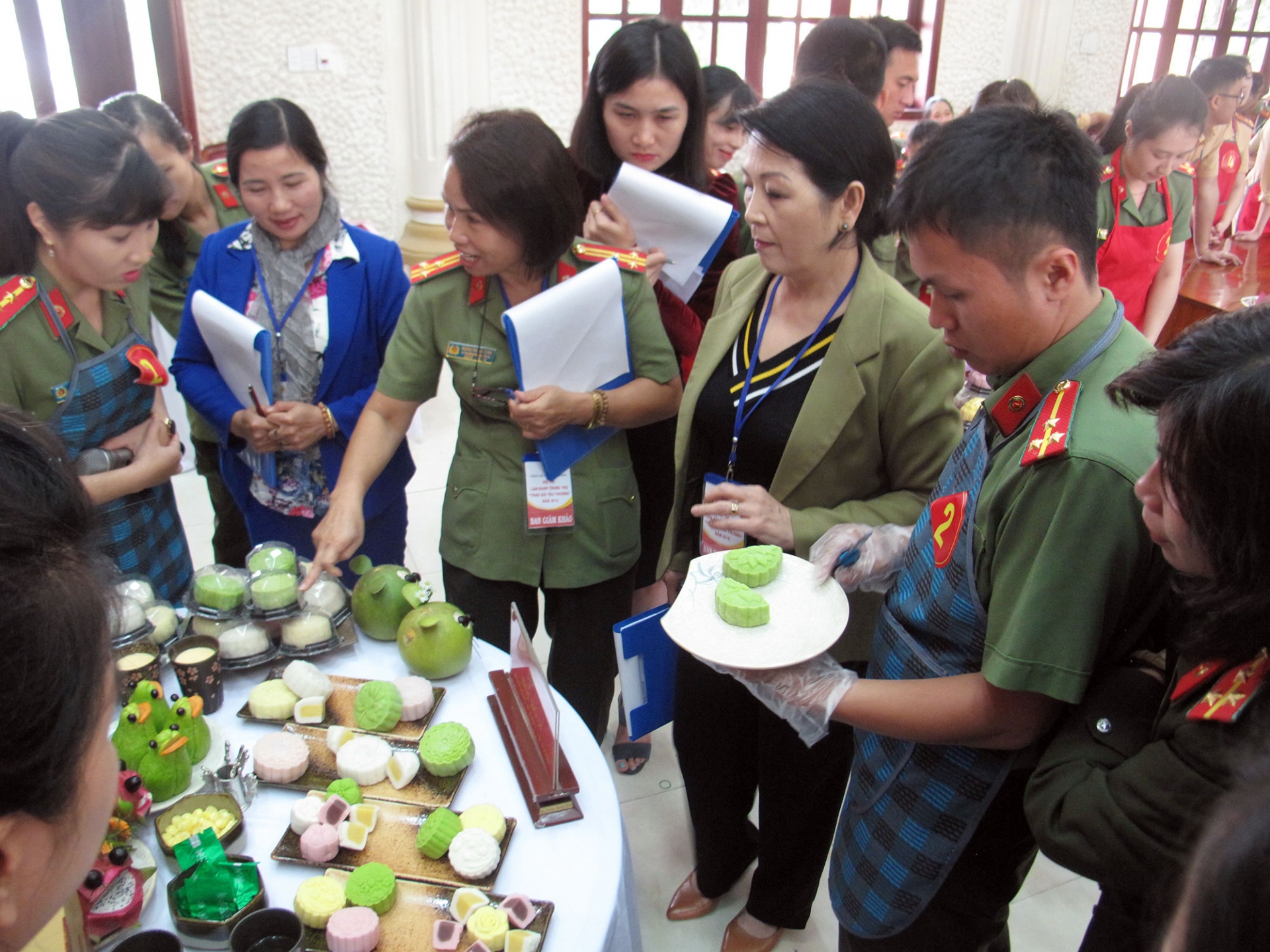 Ban giám khảo chấm giải để chọn ra đội làm bánh Trung thu ngon và đẹp nhất