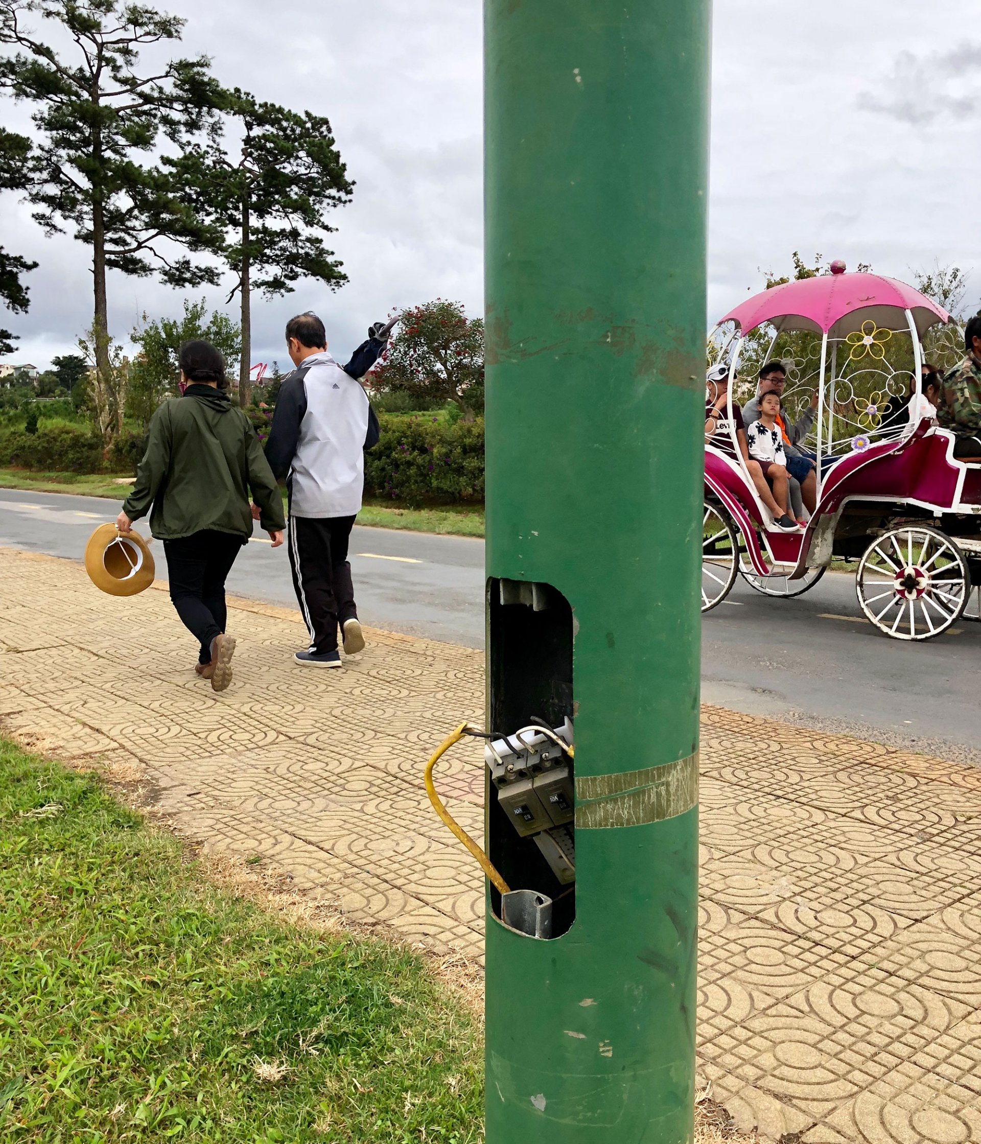 Tiềm ẩn nhiều nguy cơ mất an toàn điện mùa mưa bão