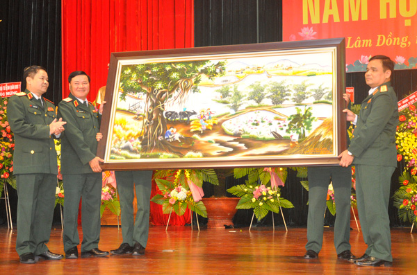 Thượng tướng Lê Chiêm - Ủy viên Trung ương Đảng, Ủy viên Quân ủy Trung ương, Thứ trưởng Bộ Quốc phòng tặng quà lưu niệm cho Học viện Lục quân