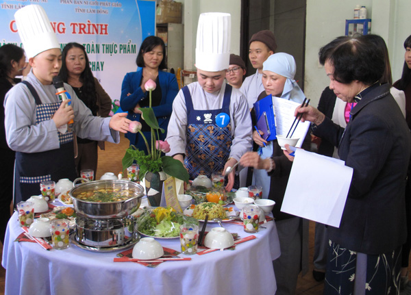 Giám khảo nghe thuyết trình của thí sinh và nếm thử để đánh giá chất lượng món ăn của các đội dự thi