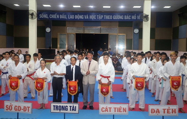 Ban tổ chức trao cờ lưu niệm cho các đơn vị tham dự giải