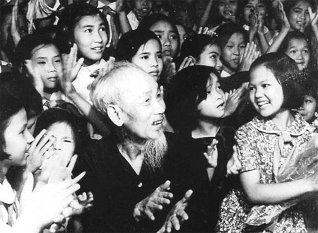 Thư Bác Hồ qua những mùa trăng