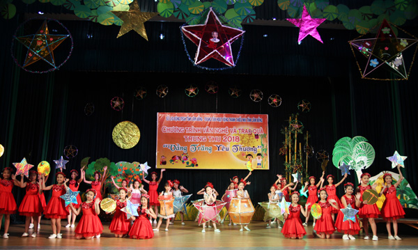Các em thiếu nhi được thưởng thức các tiết mục văn nghệ đặc sắc trong chương trình