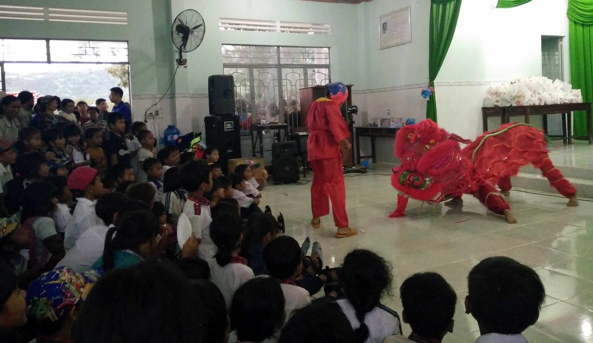 Mang Trung thu về với trẻ em nghèo