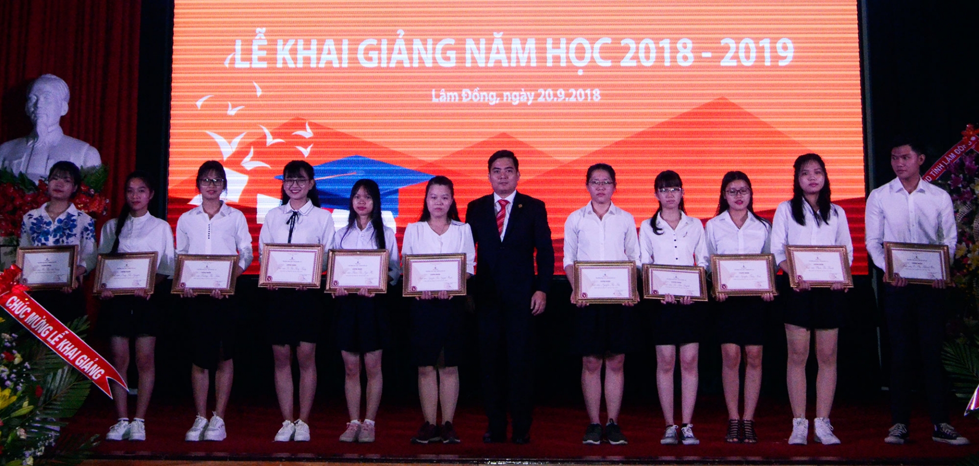 Trao học bổng cho tân sinh viên đạt điểm đầu vào từ 20 trở lên
