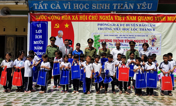 Cán bộ, chiến sĩ Công an tỉnh trao quà Trung thu cho các em nhỏ tại Trường Tiểu học Lộc Thành B