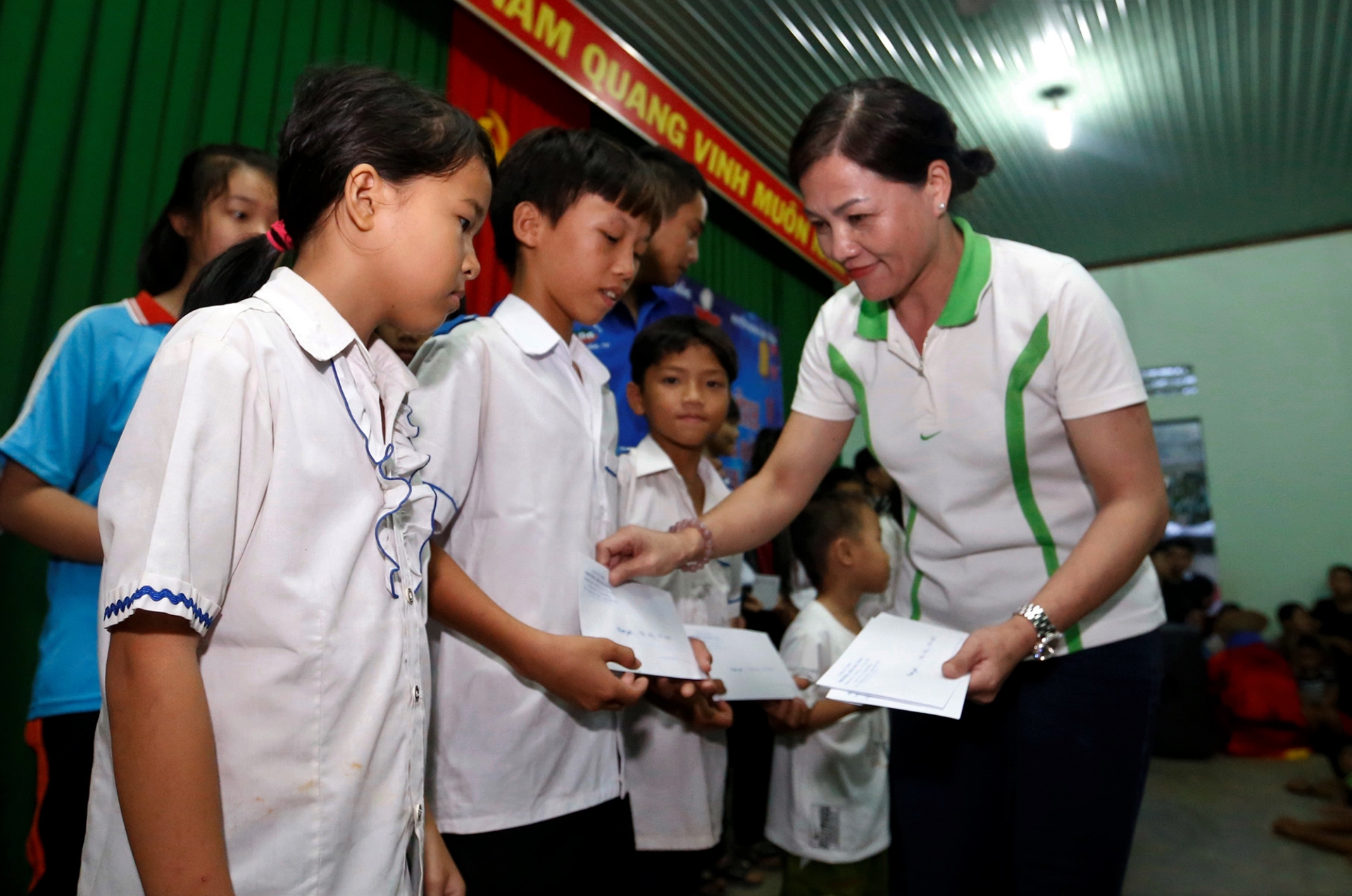Báo Lâm Đồng trao quà Trung thu và học bổng cho thiếu nhi buôn Con Ó