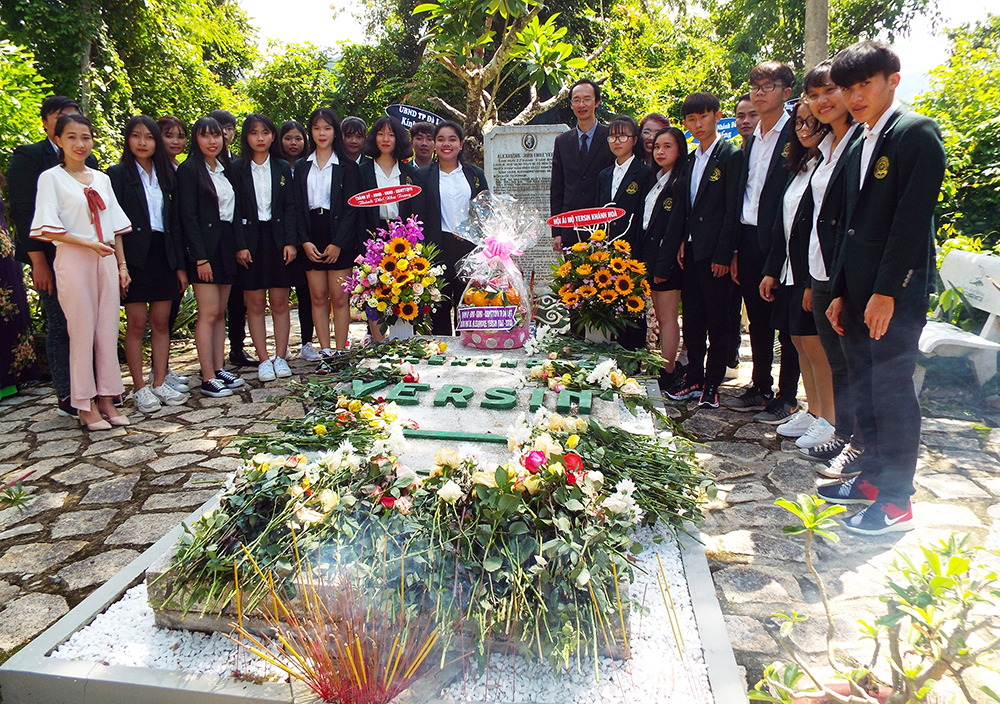 Sinh viên Trường Đại học Yersin Đà Lạt bên mộ bác sĩ A.Yersin