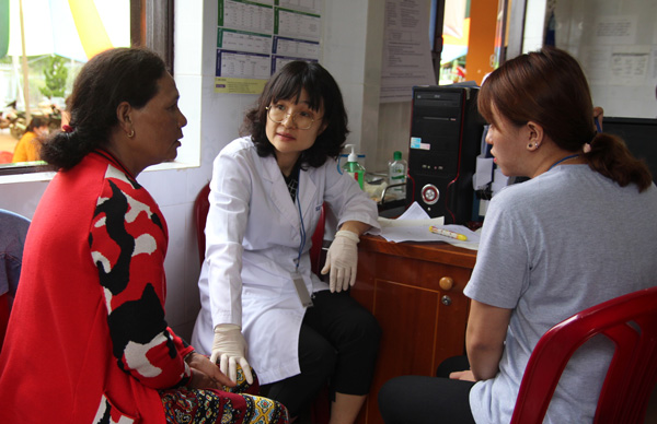 Đoàn tình nguyện viên Hàn Quốc khám, phát thuốc miễn phí cho người dân xã Đa Nhim