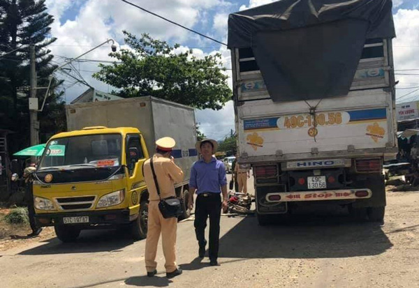 Chạy xe máy ngã ra đường, thiếu niên bị xe tải cán tử vong