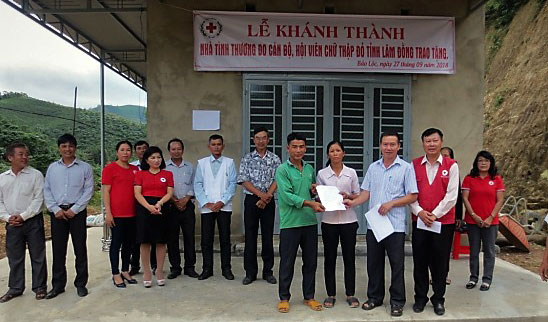 Hội Chữ thập đỏ tỉnh Lâm Đồng bàn giao 2 nhà tình thương cho hội viên nghèo