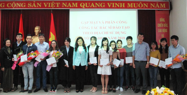 TS Phạm Thị Bạch Yến -TUV-Giám đốc Sở Y tế trao quyết định phân công công tác cho 13 tân bác sĩ