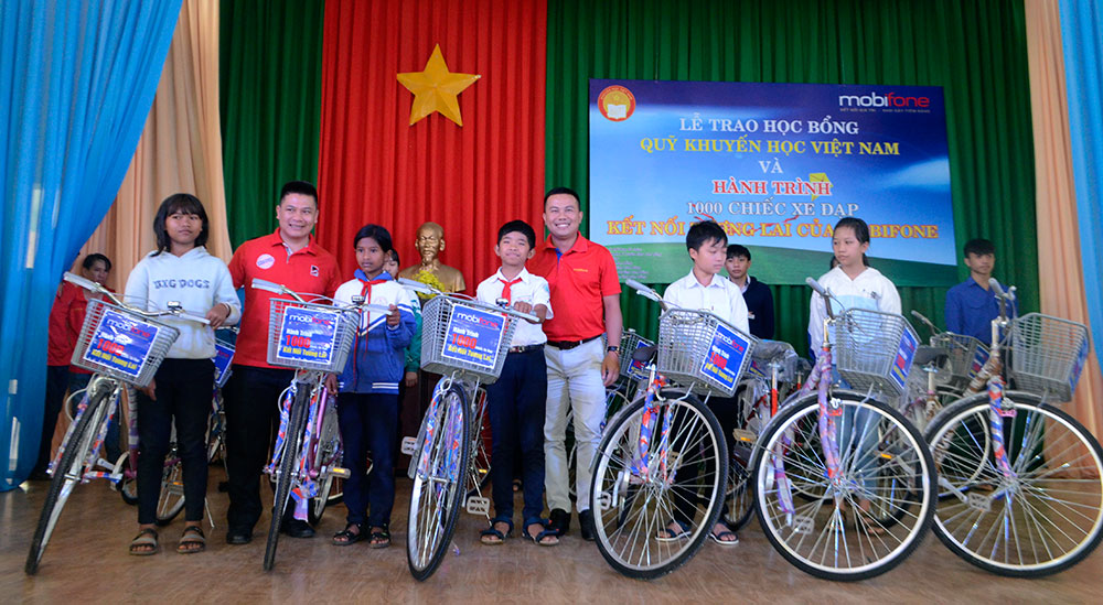 Nâng bước học sinh nghèo đến trường