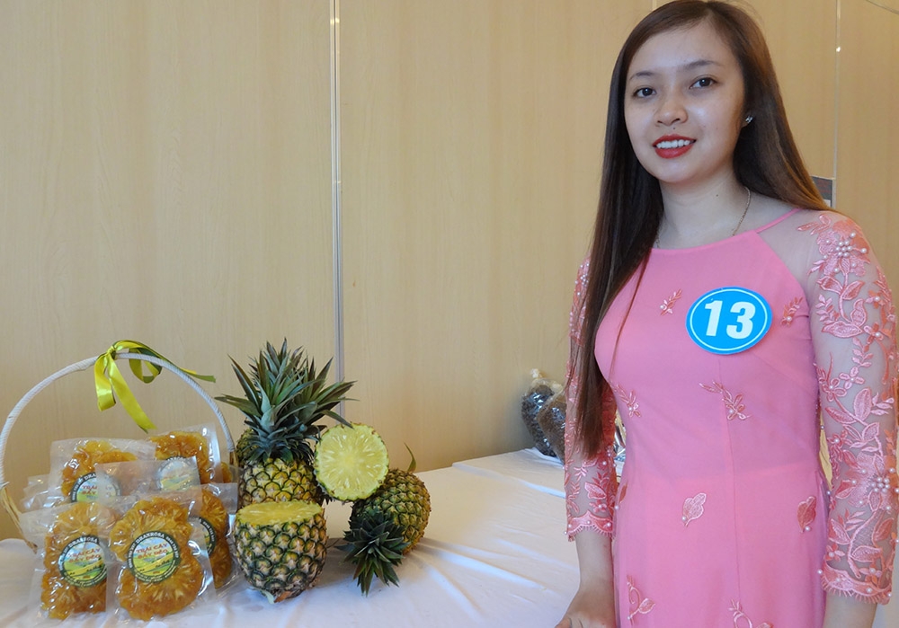 Cô Huỳnh Thị Thanh Thảo với các sản phẩm từ ý tưởng khởi nghiệp “Công nghệ sấy hồng –dứa theo tiêu chuẩn Nhật Bản”