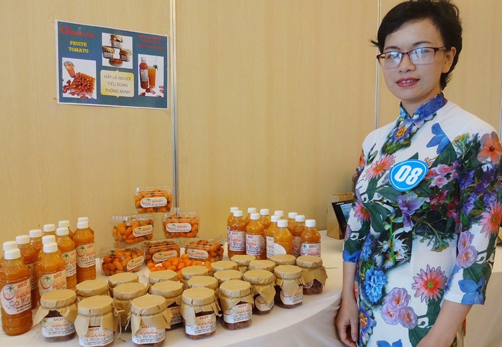 Cô Nguyễn Thị Lệ Phương với các sản phẩm từ ý tưởng khởi nghiệp “Chế biến mứt và mật cà trứng sữa hữu cơ”