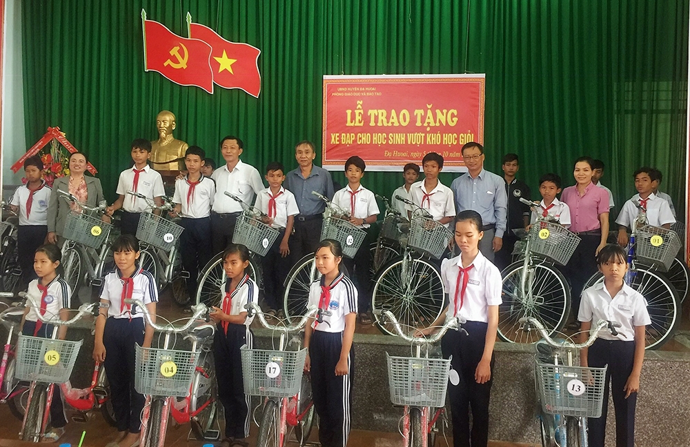 Lão nông nuôi chim yến, trao tặng 24 xe đạp cho học sinh nghèo