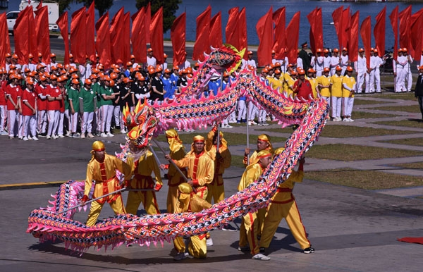 Biểu diễn múa rồng