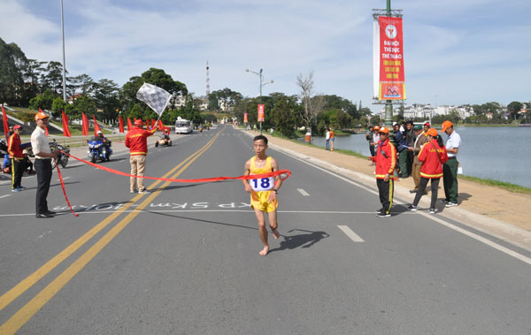 VĐV Lê Tấn Hi ( Đà Lạt ) về đích nội dung nam tuyển 10km