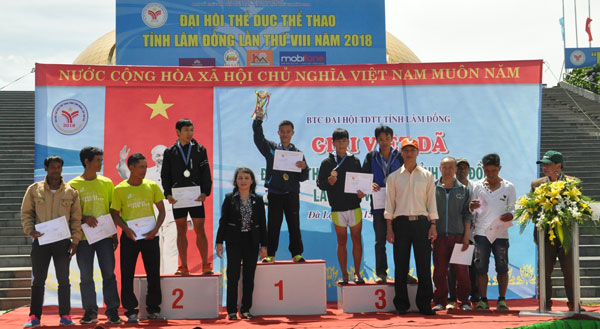 Ban tổ chức trao giải cho nội dung 10 km nam tuyển