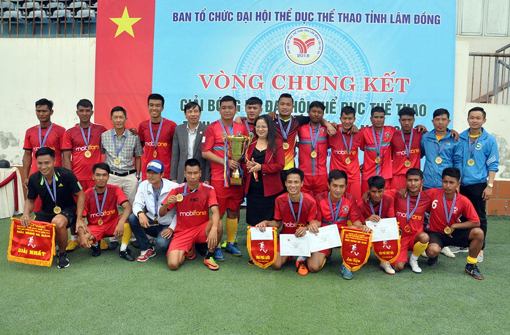 Đội Đức Trọng đoạt cúp vô địch 