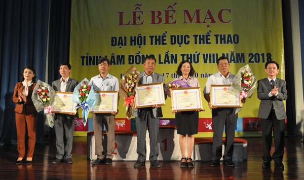 Trao bằng khen UBND tỉnh cho 5 đơn vị xếp vị trí toàn đoàn từ 4- 8 trong bảng tổng sắp huy chương Đại hội