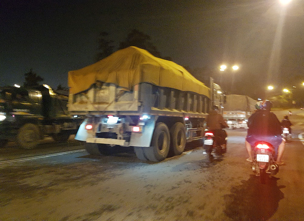 Một chiếc xe quá tải chở cát từ Ninh Thuận chạy qua Ngã tư Phan Chu Trinh, Nguyên Tử Lực (TP Đà Lạt) tối 16/10. Ảnh: Trích từ clip