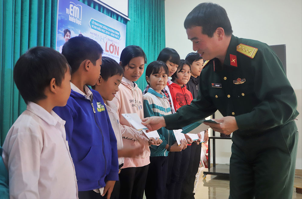 Viettel trao 40 suất học bổng &quot;Vì em hiếu học&quot; cho học sinh nghèo Bảo Lâm