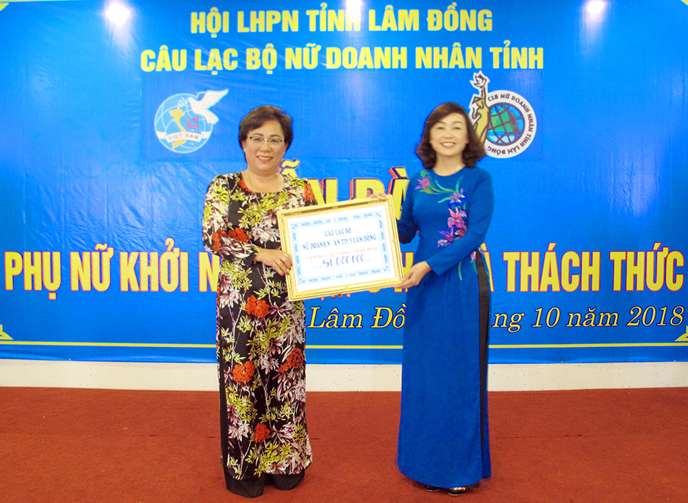 CLB Nữ Doanh nhân tỉnh ủng hộ 50 triệu đồng vì người nghèo TP.Đà Lạt