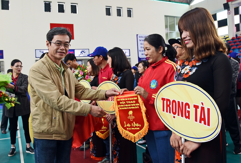 Ban Tổ chức trao cờ và tặng hoa cho các đơn vị tham gia hội thao