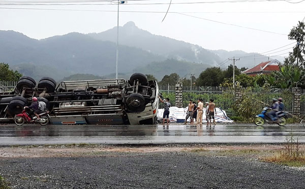 Hai ô tô lật nhào trên Quốc lộ 20