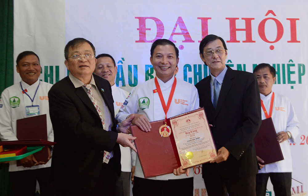 Tặng Bằng khen và Kỷ niệm chương của Tổ chức Kỷ lục Việt Nam cho 5 đầu bếp có những cống hiến, đóng góp thiết thực trong việc quảng bá những giá trị kỷ lục ẩm thực và đặc sản Việt Nam.
