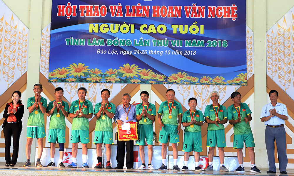 Trao huy chương cho các VĐV cao niên tham gia Hội thao