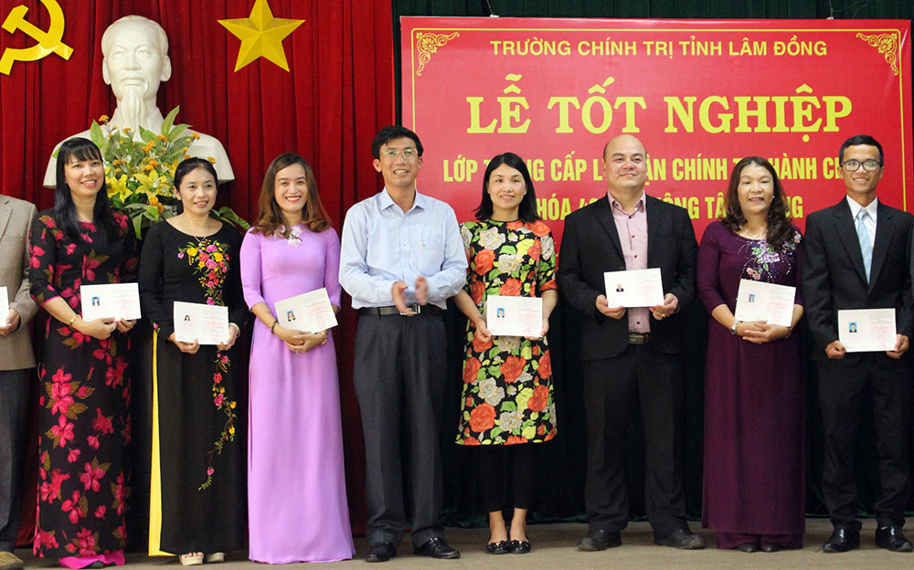 84 học viên nhận Bằng tốt nghiệp Trung cấp Lý luận Chính trị - Hành chính